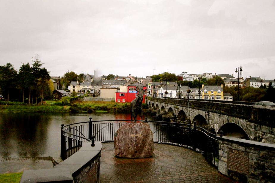 The goat statue? This is the town of Killorglin. Each August, the oldest fair in Ireland is held in honor of the King Goat. A young school girl from one of the local schools goes with a group into the mountains to find a small goat to bring back to the town. It is placed in a large cage and lifted into the air where it is celebrated for 3 days. The legend of the origin of this fair goes back to early 1600s when the English army led by Cromwell was taking over Ireland. As his army advanced to the town, a small goat was scared by the army and ran into the town in the middle of the night waking up the town's people. Thinking it was strange that a goat was making so much noise in the middle of the night, the people knew it had to have been scared by the British, which gave them time to hide from the army where they survived the night.....whatever....sounds like a good reason to have a pint of Guinness. 