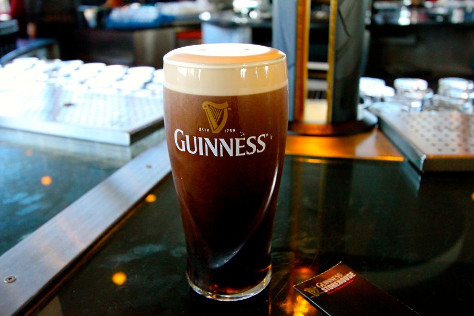 ...a complementary pint of Guinness...don't mind if I do....but to drink it properly, you have to wait at least 2 minutes to allow it to settle....and it was DELICIOUS!!