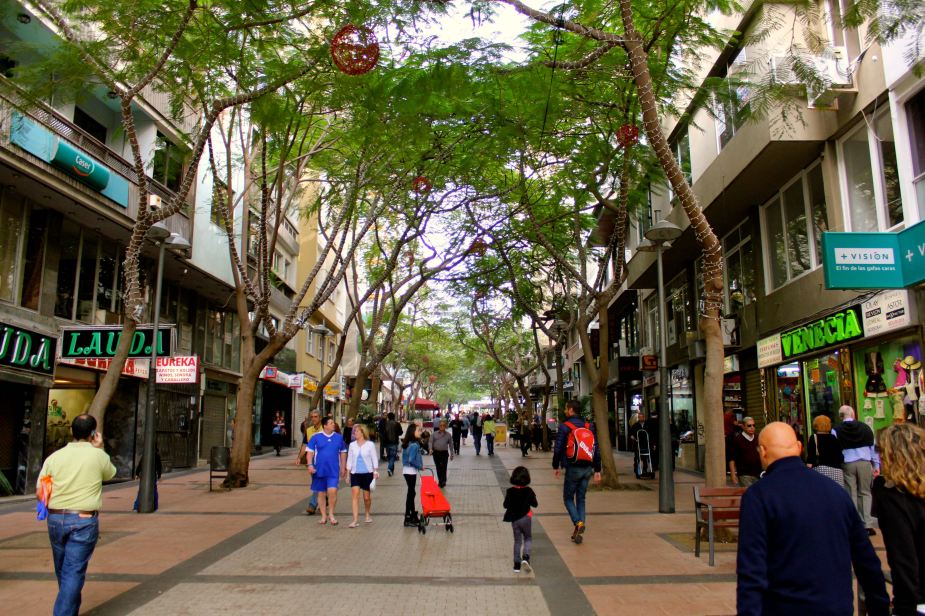The pedestrian area in the city of Santa Cruz still decorated for Christmas