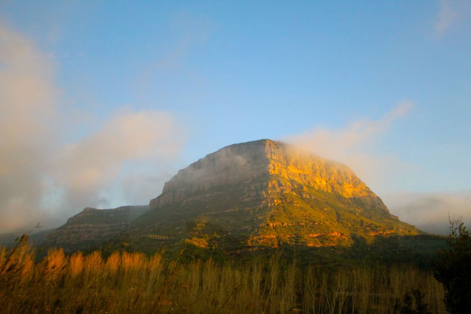 After about 30 minutes of travel west of Barcelona, the mountain of Montserrat comes into view. In Spanish, it means "saw tooth". Christopher Columbus named the Caribbean island Montserrat after this mountain because of the similar look.