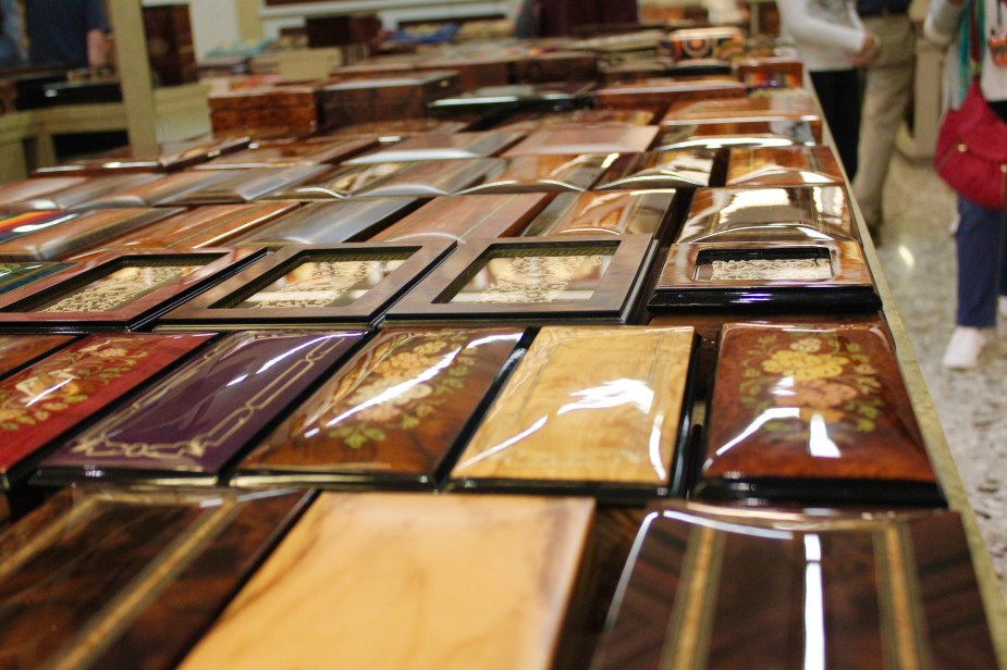 Examples of small wooden boxes with the inlaid art on top.